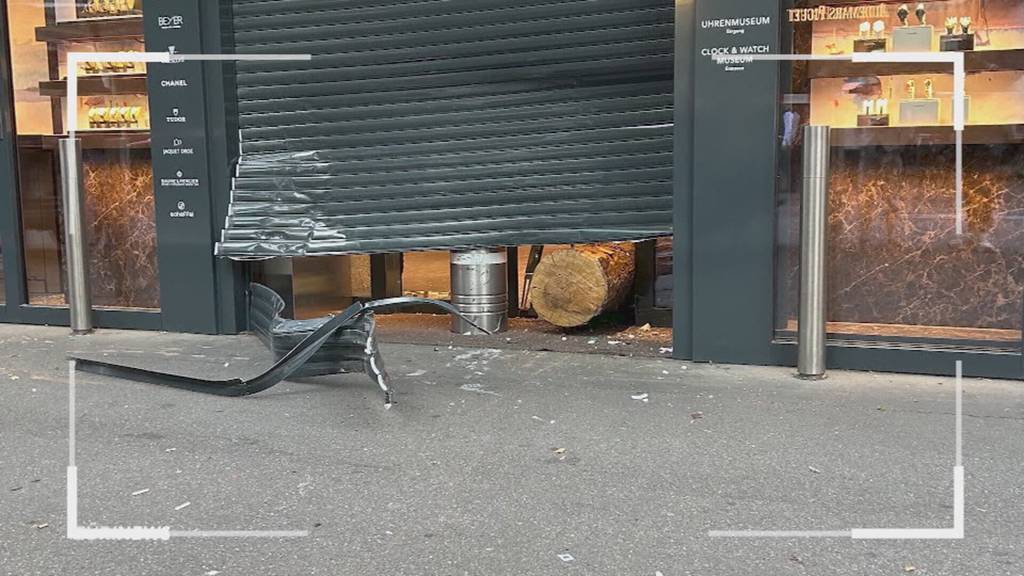 Rammbock-Einbruch an der Bahnhofstrasse – mit Baumstamm durch Poller