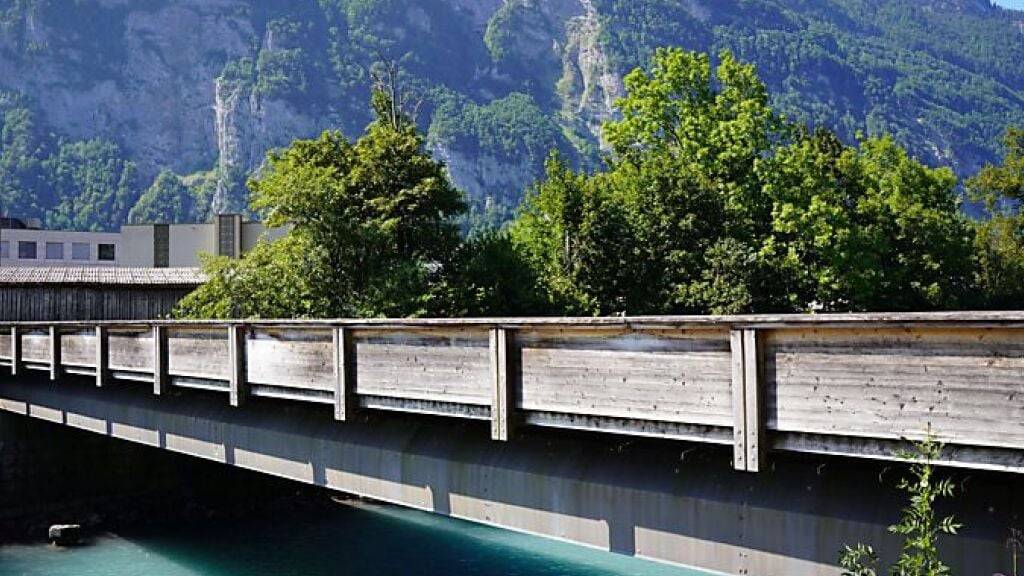 Mit der Öffnung der alten Linthbrücke in Netstal GL wollen die Behörden den Querspangen-Stau im Glarnerland entlasten.