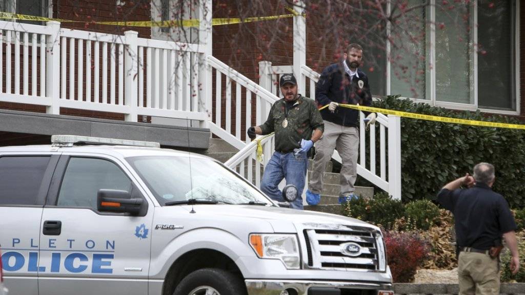 Polizeibeamte von Mapleton am Tatort, wo im vergangenen November eine vierköpfige schweizerisch-US-amerikanische Familie tot aufgefunden worden war