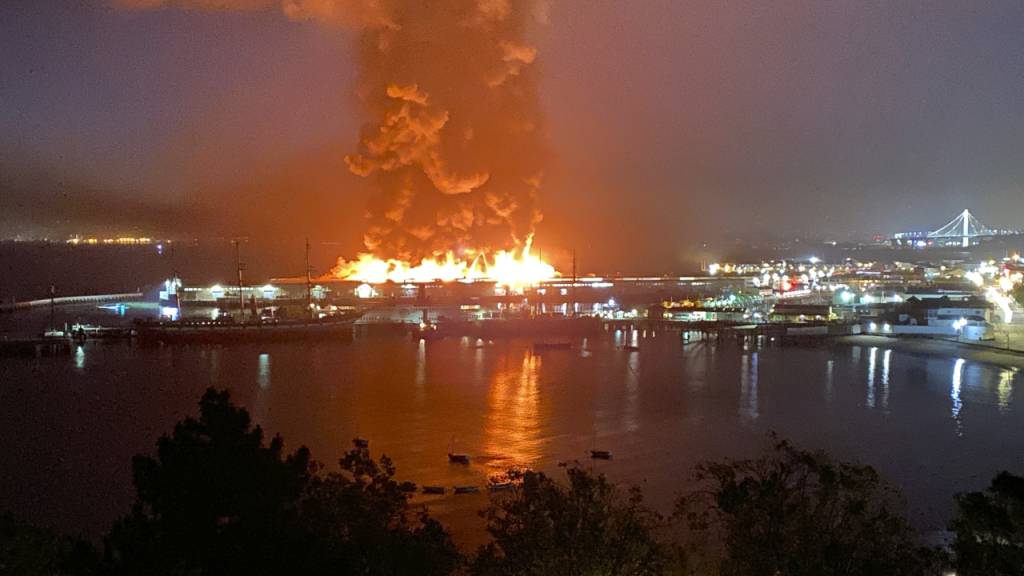 In San Francisco hat ein Feuer einen Teil der historischen Hafenanlage zerstört.