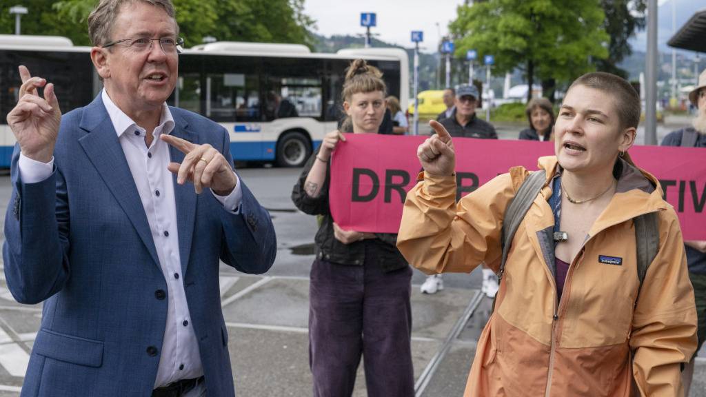 Nicht nur Medienschaffende, sondern ungeplanterweise auch rund ein Dutzend Klimaaktivisten begleiteten Umweltminister Albert Rösti auf dem Sommerspaziergang vom Bahnhof Luzern ins Verkehrshaus.