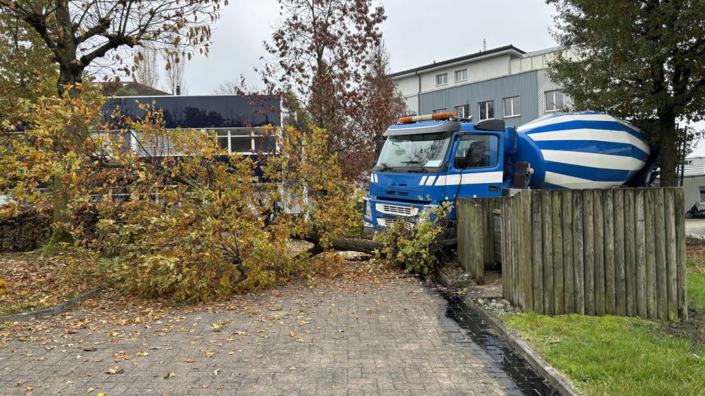 Ein Lastwagen kam am Donnerstag in Hochdorf von der Strasse ab.