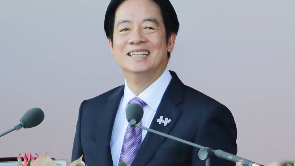 Präsident Lai Ching-te bei seiner Rede zum Nationalfeiertag in Taipeh. Foto: ChiangYing-ying/AP/dpa
