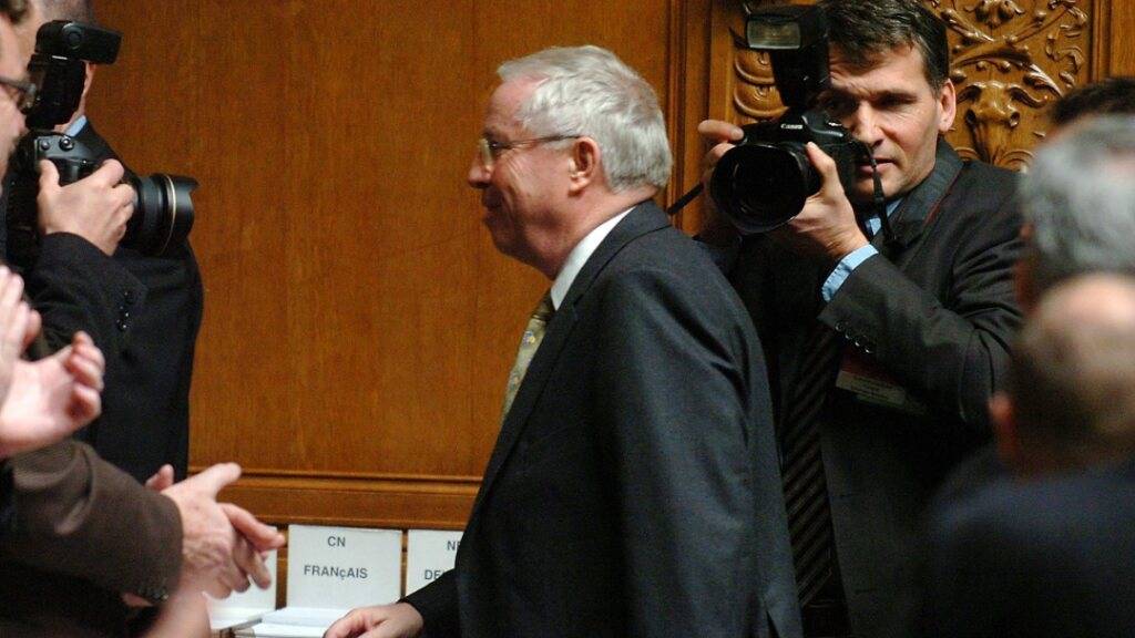 Christoph Blocher verlässt im Dezember 2007 nach seiner Abschiedsrede den Nationalratssaal. Am Vortag war er aus der Regierung abgewählt worden. (Archivbild)