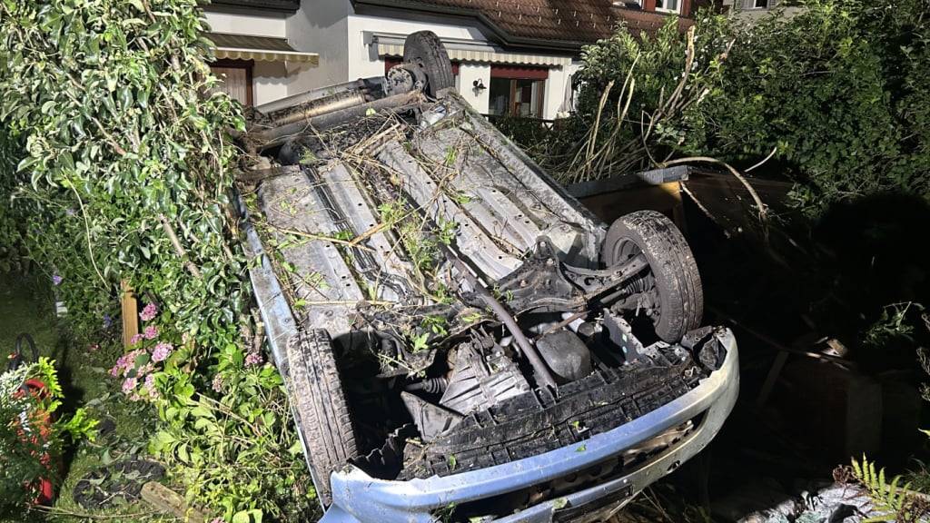 Der Lenker des Unfallfahrzeugs von Buttikon SZ verfügte über keinen gültigen Führerausweis, wie die Kantonspolizei Schwyz mitteilte.