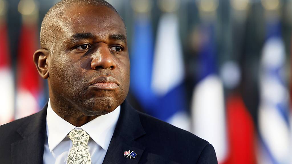 ARCHIV - Der britische Außenminister David Lammy spricht mit Medienvertretern während eines Treffens der Nato-Außenminister im Nato-Hauptquartier. Foto: Geert Vanden Wijngaert/AP/dpa