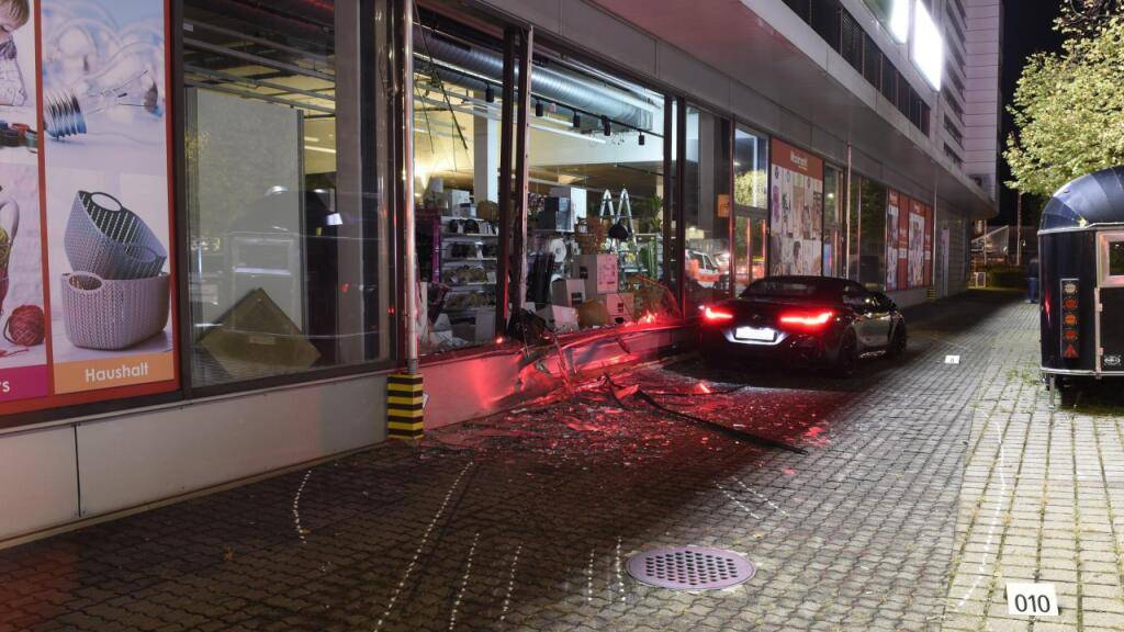 Die Polizei verhaftete am Donnerstagabend in Dietlikon nach einem Unfall einen 19-jährigen Autofahrer.