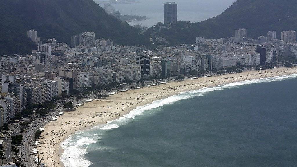 Am berühmten Strand von Copacabana in Rio de Janeiro ist ein Verkäufer erschossen worden - angeblich wegen eines Streits, wo er seine Strandtücher verkaufen darf. (Archivbild)