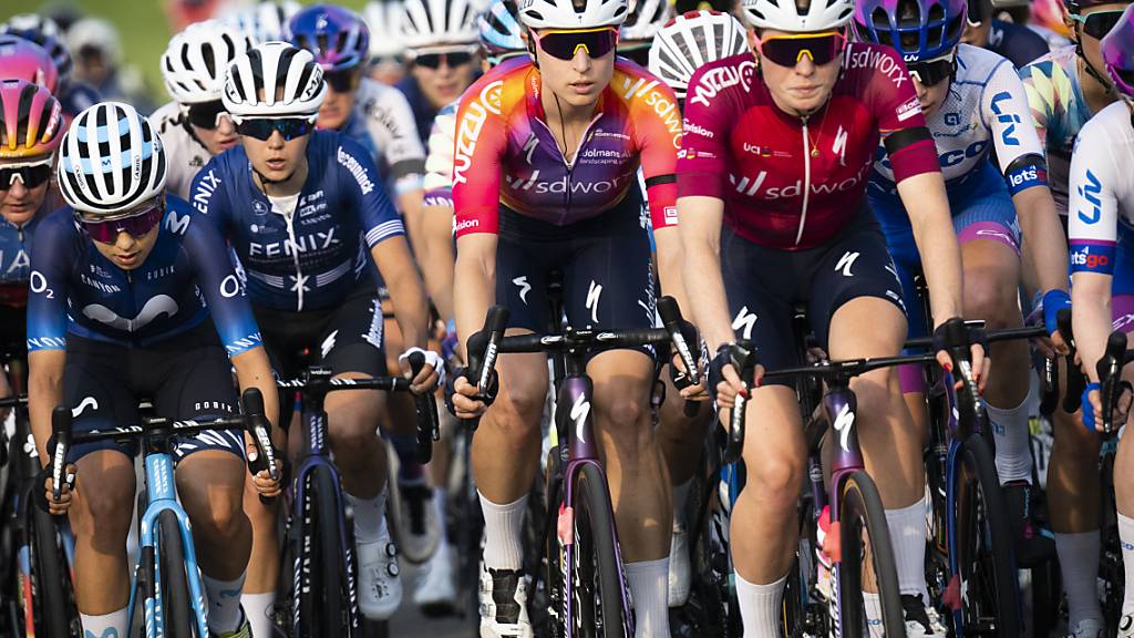 Marlen Reusser (Mitte) unterwegs im Feld. (Archivbild)