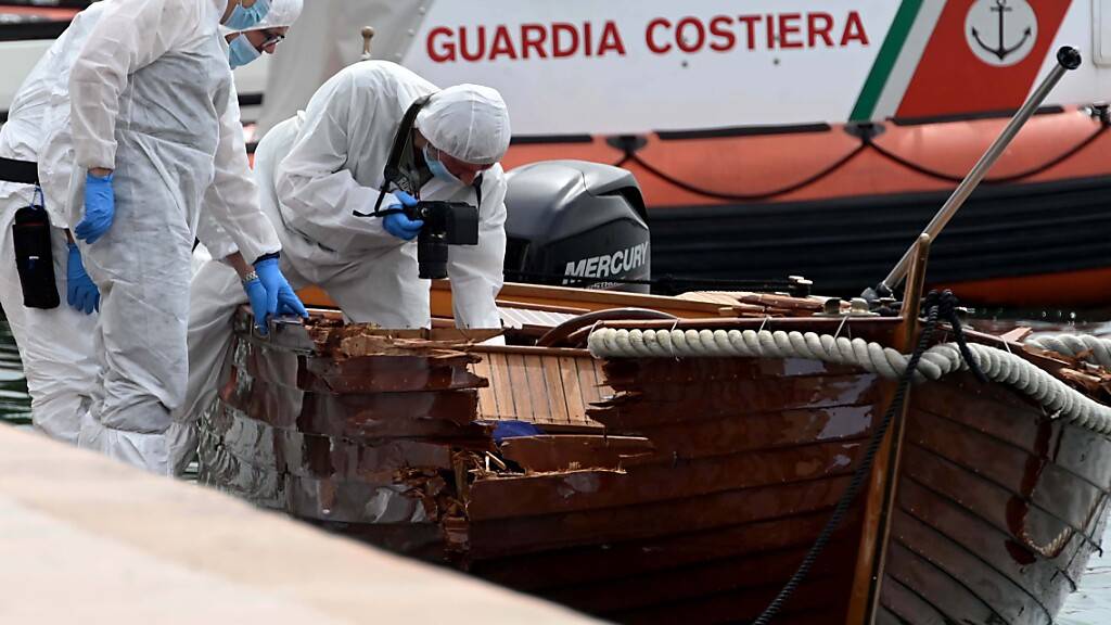 ARCHIV - Italienische Forensiker begutachten den Schaden an einem Boot. Foto: Gabriele Strada/AP/dpa