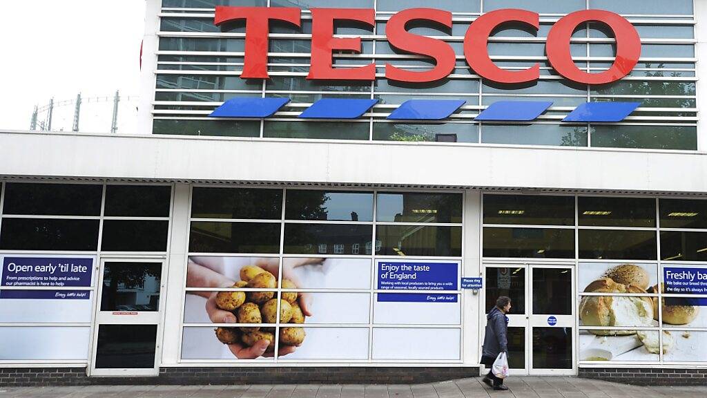 Der britischen Supermarktkette Tesco fehlen wegen Coronarestriktionen und den Folgen des Brexits Lastwagenfahrer. Bei der Rekrutierung lockt Tesco mit einer Bonuszahlung.(Archivbild)