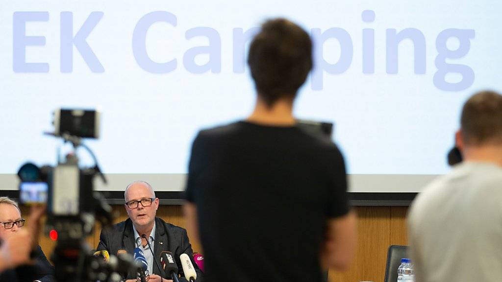 Kriminalhauptkomissar Gunnar Weiss spricht bei einer Pressekonferenz zu den Festnahmen im Zusammenhang mit dem sexuellen Missbrauch auf einem Campingplatz in Nordrhein-Westfalen.