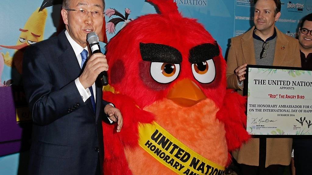 UN-Generalsekretär Ban Ki Moon (l) ernennt Angry Bird Red zum UN-Sonderbotschafter.