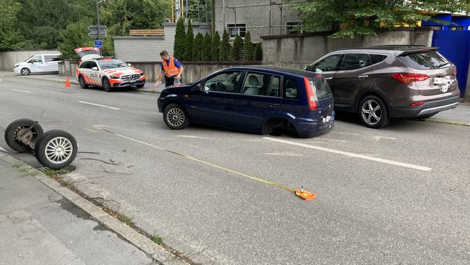 Autolenkerin (70) verliert in Netstal GL ihre komplette Hinterachse