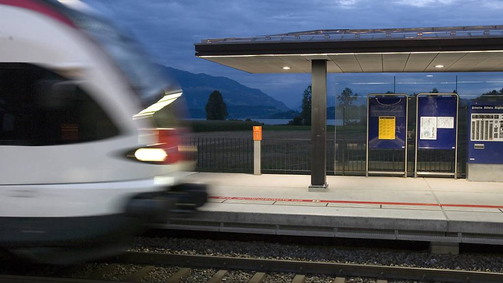 Eine S-Bahn bei der Station Zug Chollermüli: Die Frequenzen des öffentlichen Verkehrs im Kanton Zug sind 2020 wegen Corona eingebrochen. (Archivaufnahme)