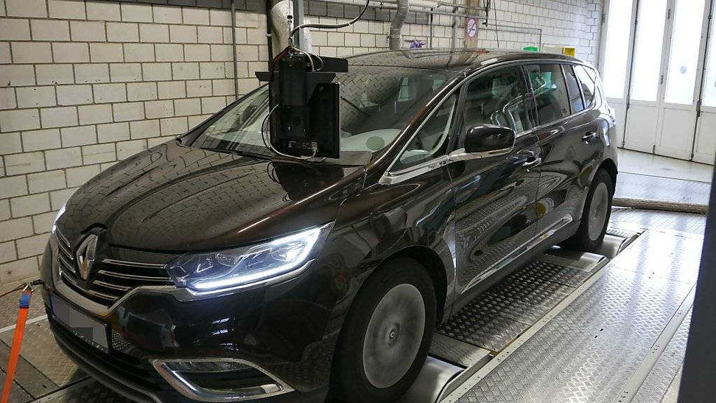 Der Renault Espace wird bei der Abgasprüfstelle der Berner Fachhochschule einer Stickstoffmessung unterzogen. Die Resultate sind brisant.