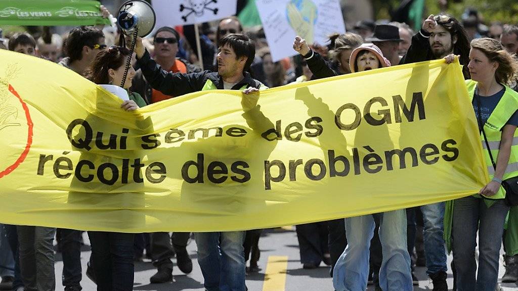 EU-Parlament will in der EU kein «Jekami» bei GVO-Lebensmitteln: Aktivisten demonstrieren vor dem Europa-Hauptsitz des US-amerikanischen Agromultis Monsanto im waadtländischen Morges (Archiv).