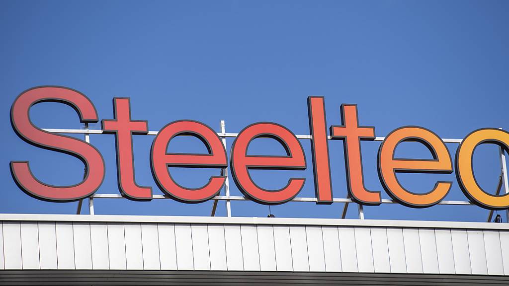 Das Logo von Steeltec am Standort Emmenbrücke LU. Das Unternehmen stellt unter anderem Spezialstähle für die Auto- und Maschinenindustrie her. (Archivaufnahme)
