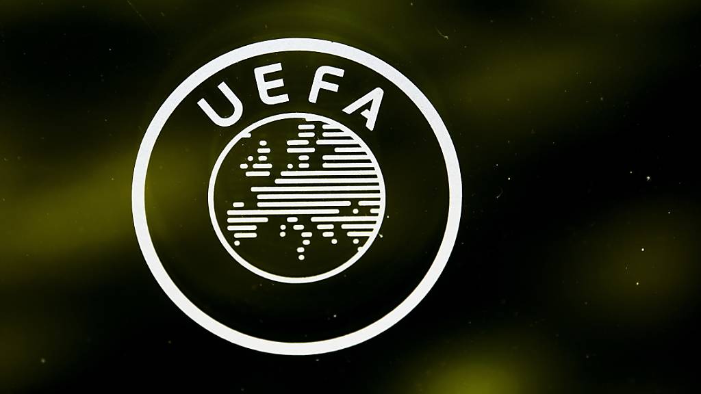 Das Signet am Hauptsitz in Nyon: Die Fussballwelt wartet gespannt auf die Beschlüsse der UEFA.