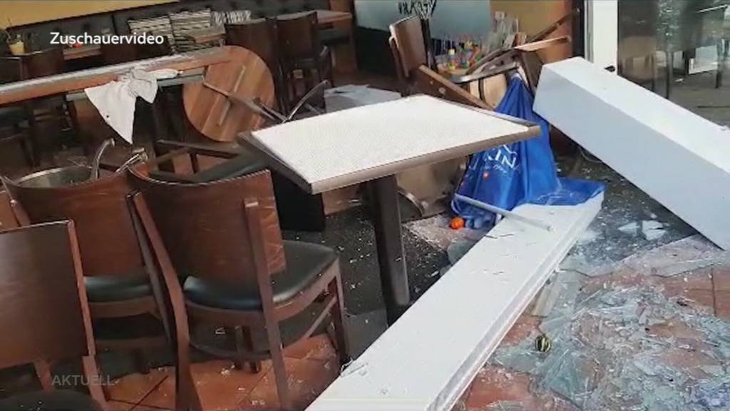 Verwüstung: Der Besitzer ist sichtlich erschüttert - ein Neulenker knallt in Wohlen in sein Restaurant