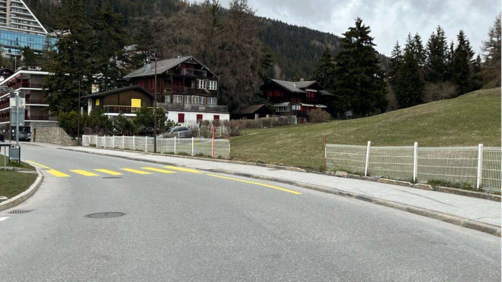 In dieser Kurve bei Crans-Montana VS kam es zum tödlichen Unfall.