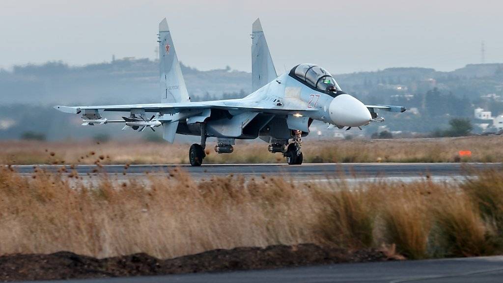Russisches Kampfflugzeug auf einer syrischen Luftwaffenbasis: Die USA werfen Russland vor, ein US-Jet in gefährlicher Weise über der Ostsee abgefangen zu haben. (Symbolbild)