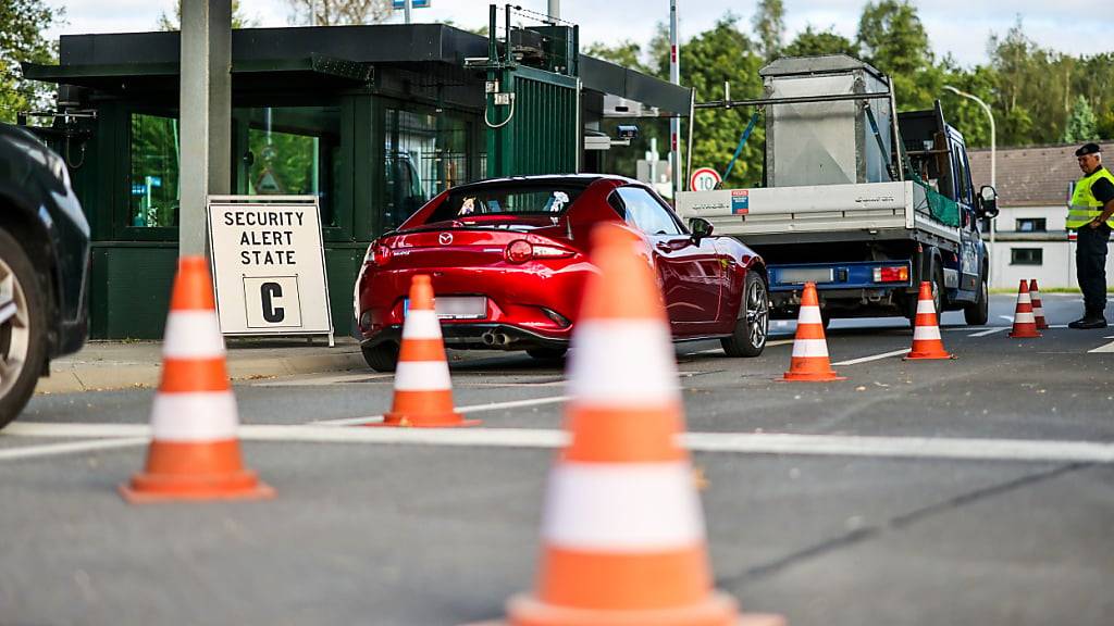 dpatopbilder - Kontrolle an der Einfahrt in die Nato Air Base. Foto: Christoph Reichwein/dpa - ACHTUNG: Autokennzeichen gepixelt