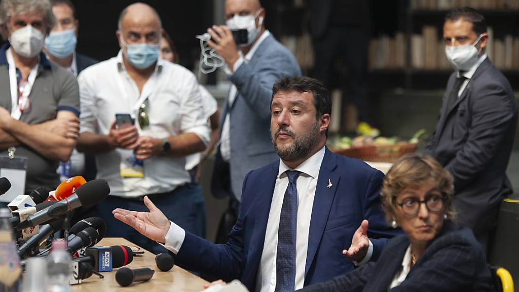 Matteo Salvini (2.v.r), ehemaliger Innenminister von Italien, sitzt während einer Pressemitteilung neben Giulia Bongiorno (r), seiner Anwältin . Foto: Valeria Ferraro/SOPA Images via ZUMA Wire/dpa