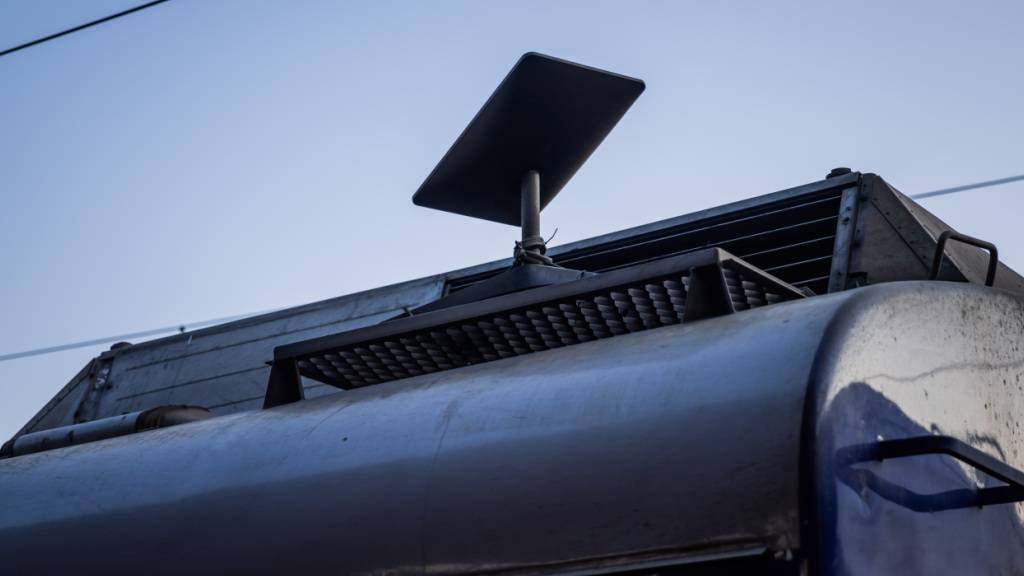 ARCHIV - Eine Antenne des Satelliten-Internetanbieters Starlink ist auf einem Zug zu sehen. Foto: Christoph Soeder/dpa-ENR-Pool/dpa