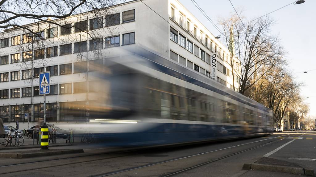 Die Verkehrsbetriebe der Stadt Zürich verzeichneten 2023 deutlich mehr Fahrgäste in ihren Trams und Bussen als noch im Vorjahr. (Symbolbild)