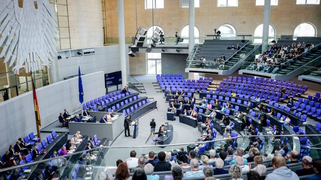 Blick in den Plenarsaal im Bundestag bei der Fortsetzung der Haushaltsberatungen. Foto: Kay Nietfeld/dpa