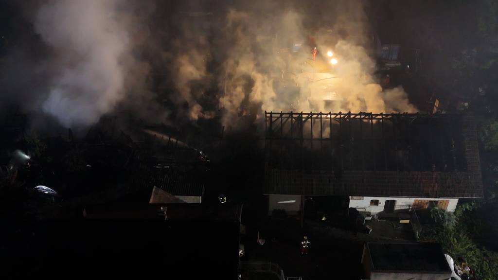 Halle und Scheune durch Brand zerstört
