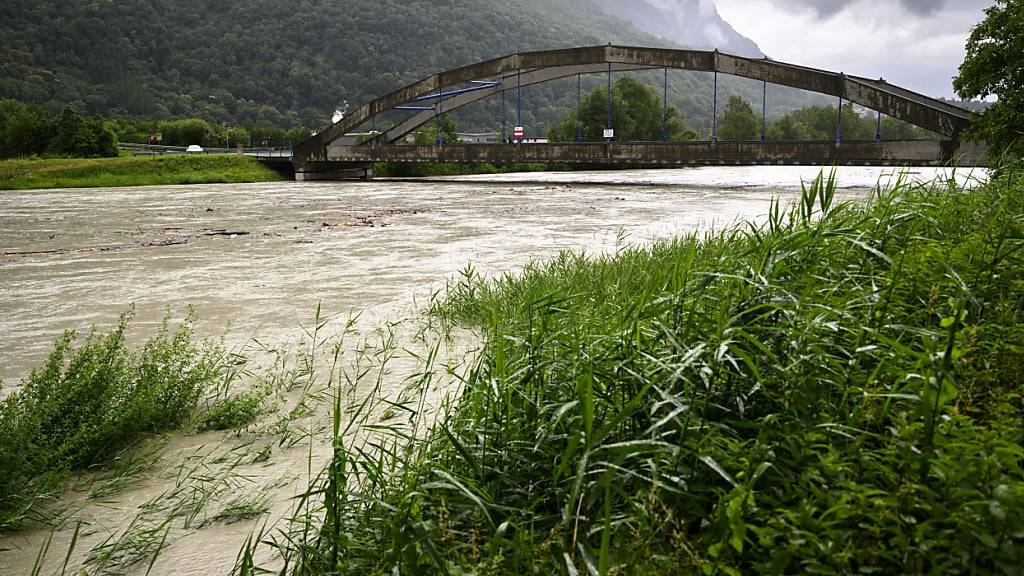 Die Wassermassen der Rhone sind im Wallis und im Waadtland auf dem Rückgang. Trotzdem ist weiterhin Wachsamkeit geboten, da weitere Gewitter erwartet werden.