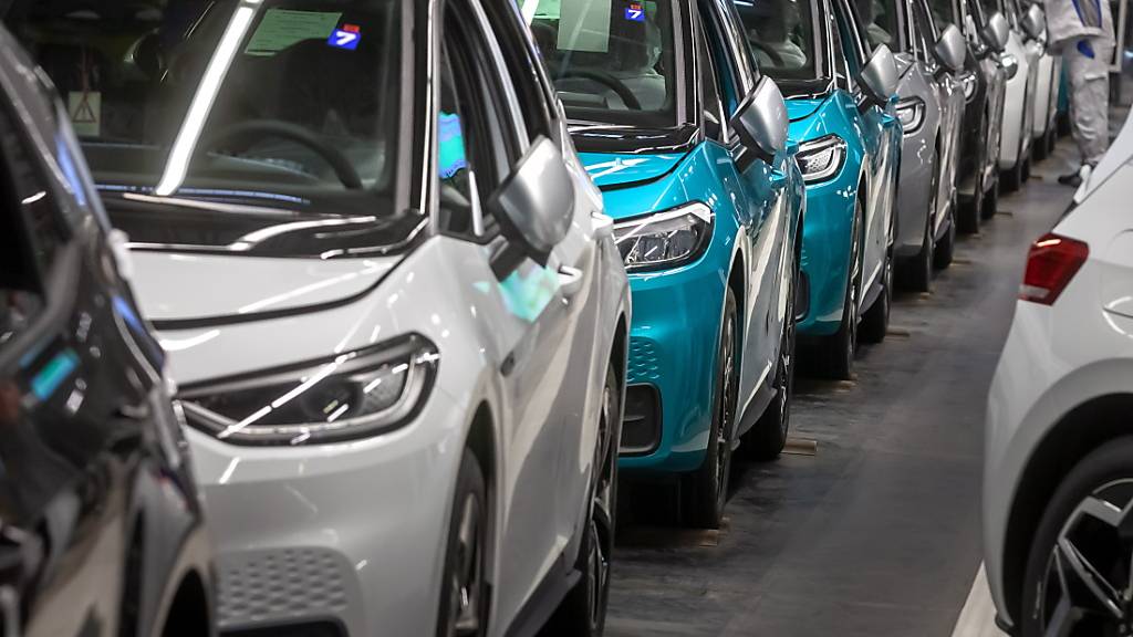 Der positive Trend bei den Elektro- und Hybridautos hellt das Bild der 2020 insgesamt stark rückläufigen Verkäufe bei Volkswagen etwas auf - im Bild Produktion des E-Autos ID.3 in Zwickau. (Archivbild)