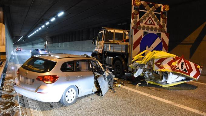 Frau schläft ein und kracht in Signalisation