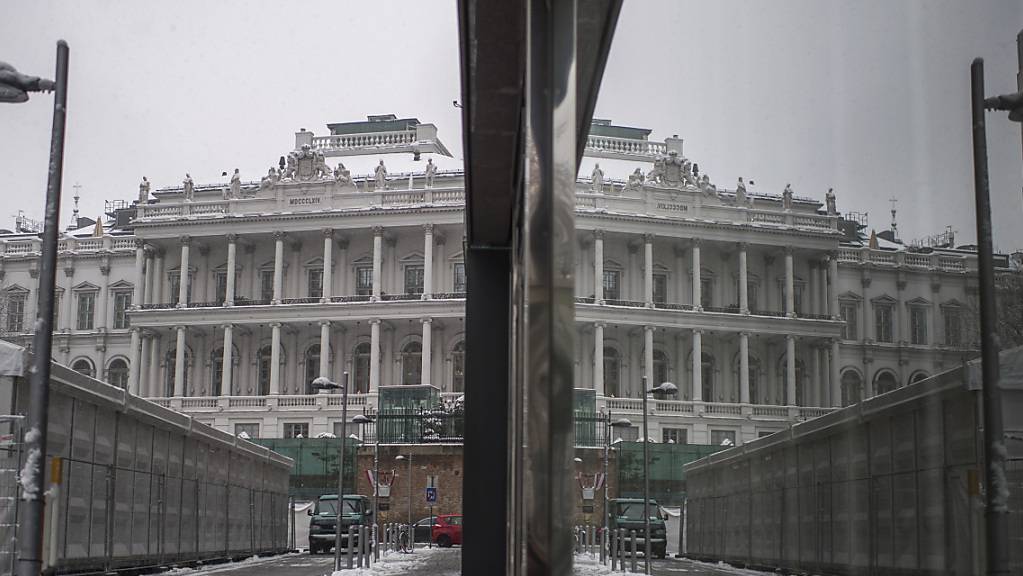 Das Palais Coburg, in dem die Atomgespräche mit dem Iran stattfinden, spiegelt sich an einer Fensterfassade. Bei den Gesprächen in Wien haben gegenseitige Vorwürfe des Irans und westlicher Staaten die Fortsetzung der Verhandlungen über die Wiederherstellung des Atompakts von 2015 überschattet. Foto: Michael Gruber/AP/dpa