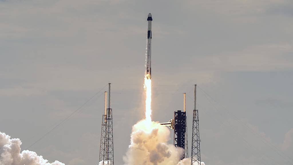 Eine SpaceX Falcon 9 Rakete mit einer zweiköpfigen Besatzung hebt am Samstag in Cape Canaveral, Florida, von der Startrampe ab.