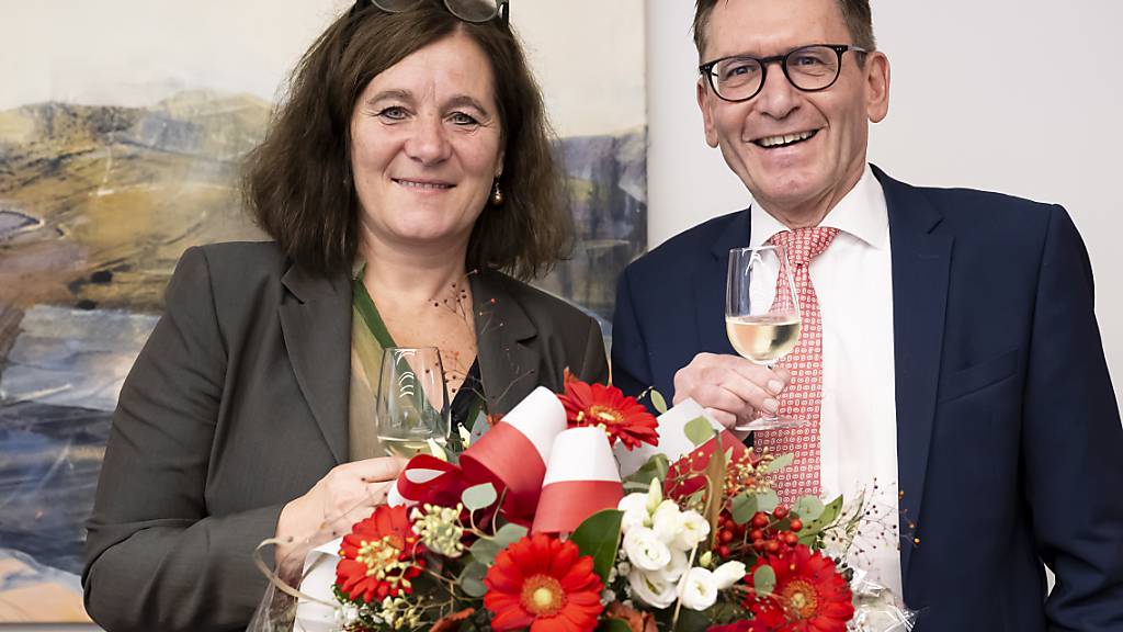 Die neugewählte Solothurner Ständerätin Franziska Roth (SP) mit dem bereits im ersten Wahlgang bestätigten Pirmin Bischof (Mitte) im Rathaus von Solothurn.