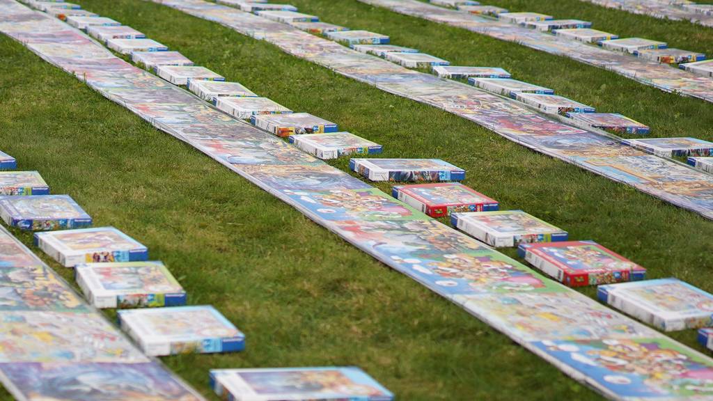 Ravensburger Spieleland stellt Weltrekord mit einem kilometerlangem Puzzle auf