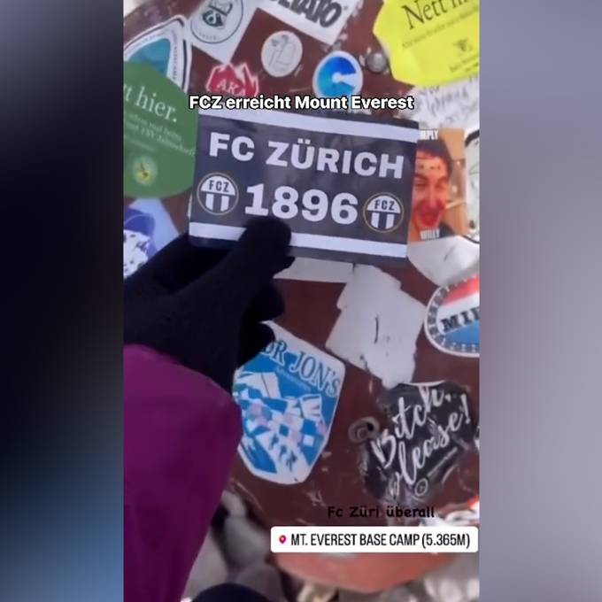 FCZ-Fan klebt Sticker an Basecamp vom Mount Everest