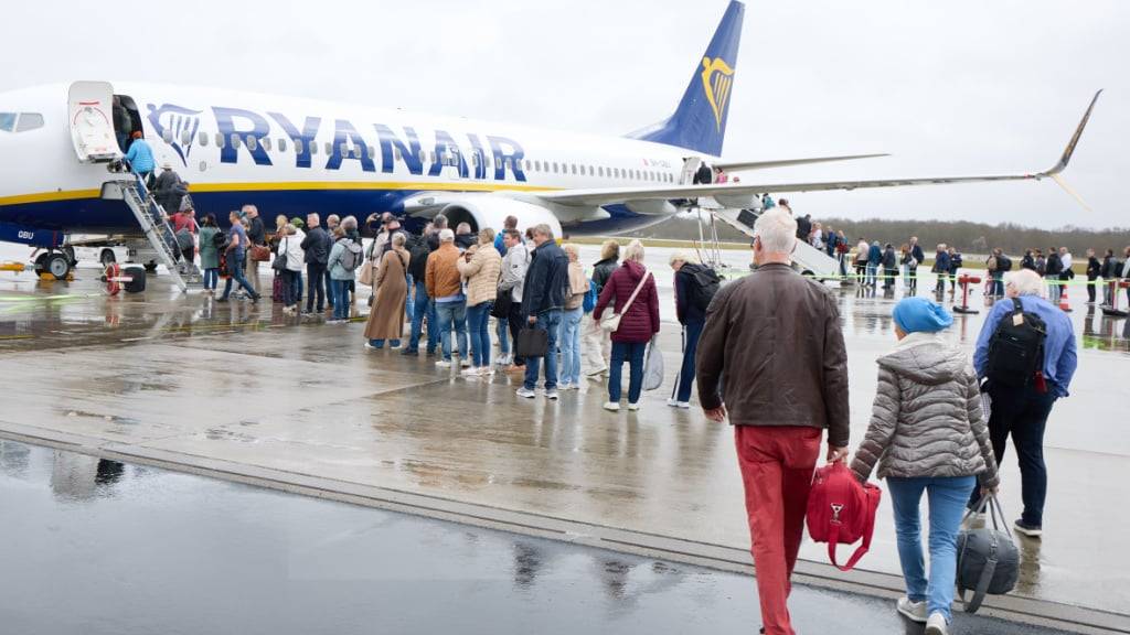 Ryanair hat der ausgedruckten Bordkarte den Kampf angesagt. Passagiere sollen ihre Smartphones nutzen und auf die hauseigene App gezwungen werden. (Archivbild)