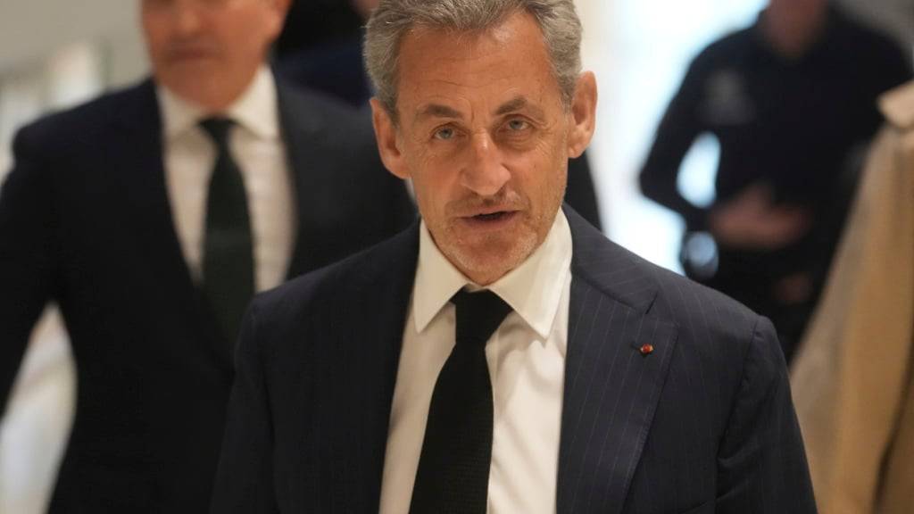 ARCHIV - Der ehemalige französische Präsident Nicolas Sarkozy trifft vor Gericht in Paris ein, um sich vor Gericht zu verantworten. Im Verfahren um angebliche Wahlkampfgelder aus Libyen wird das Urteil gegen Sarkozy erwartet. Foto: Thibault Camus/AP/dpa