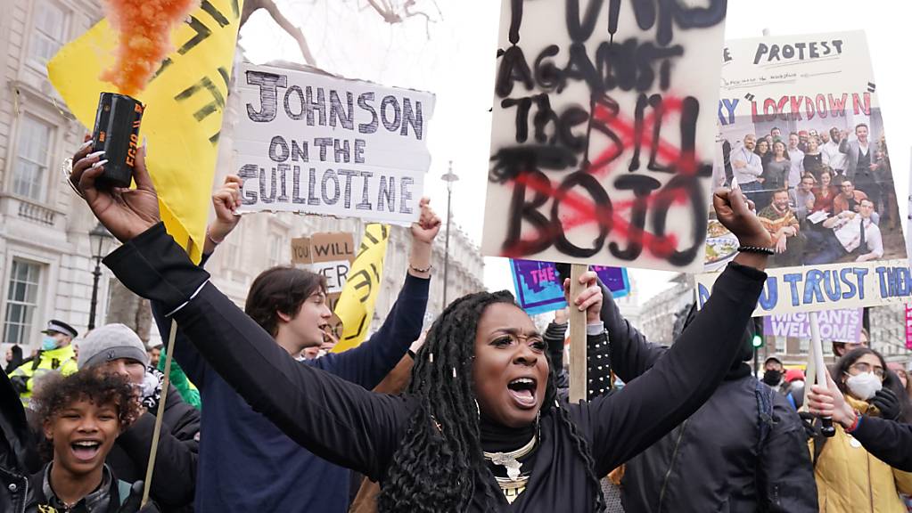 Eine Demonstrantin in London hält während des «Kill the Bill»-Marsches ein Schild in ihren Händen. Foto: Dominic Lipinski/PA Wire/dpa