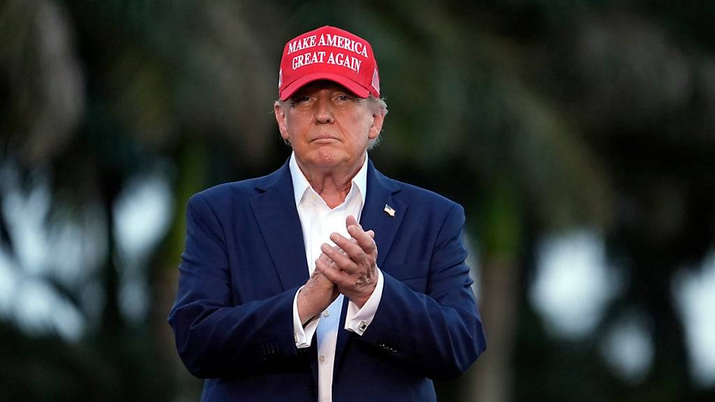 ARCHIV - Der ehemalige US-Präsident Donald Trump kommt zu einer Wahlkampfveranstaltung. Foto: Rebecca Blackwell/AP/dpa