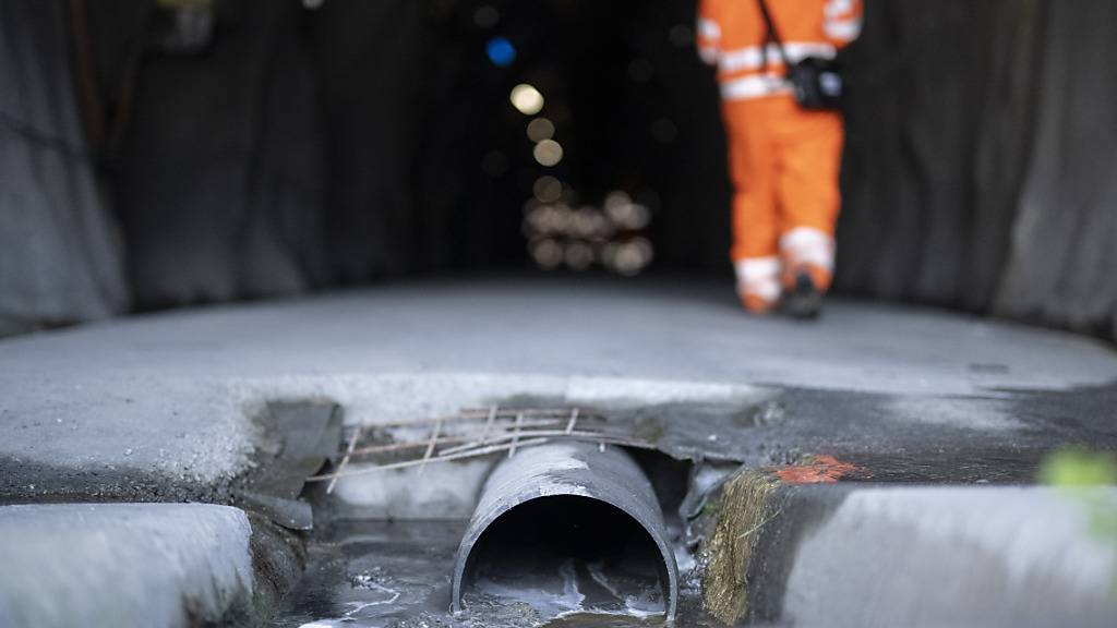 Wasser läuft aus dem Stollen in Brienz-Brinzauls. Die komplexe Entwässerung soll das Abrutschen des Bündner Bergdorfes ins Tal aufhalten.