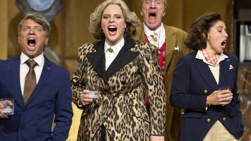 Raphael Cramer, Vera Flück, Graham F. Valentine und Marie Löcker in Christoph Marthalers «Doktor Watzenreuthers Vermächtnis - Ein Wunschdenkfehler» am Theater Basel.