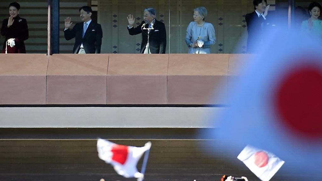 Die Kaiserfamilie Japans trat am Mittwoch in ihrem Palast vor zehntausende Besucher.
