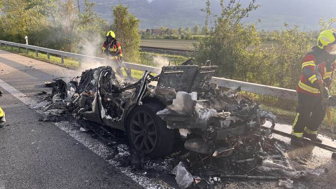 Auto auf Autobahn A13 gerät in Vollbrand – Totalschaden