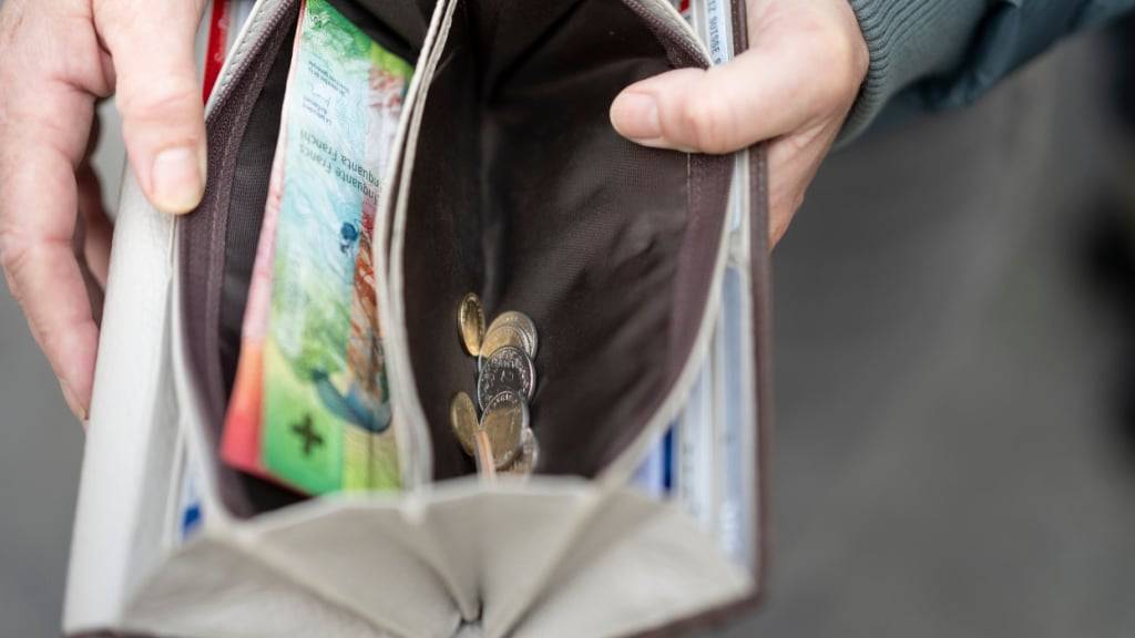Steigende Lebenshaltungskosten und explodierende Krankenkassenprämien lassen nicht viel übrig im Portemonnaie und verlangen nach Lohnerhöhungen. Das ist die Meinung der Gewerkschaften. (Archivbild)