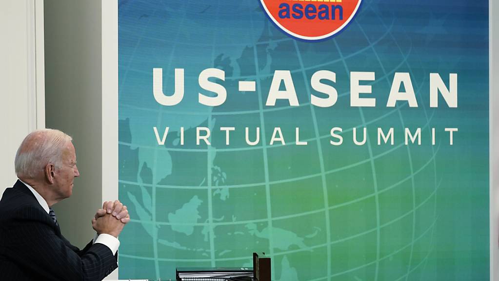 Joe Biden, Präsident der USA, bei einem virtuellen Gipfeltreffen zwischen den USA und den Mitgliedsstaaten des Verbands Südostasiatischer Nationen (ASEAN). Er verspricht den Staaten wieder engeren Austausch. Foto: Susan Walsh/AP/dpa